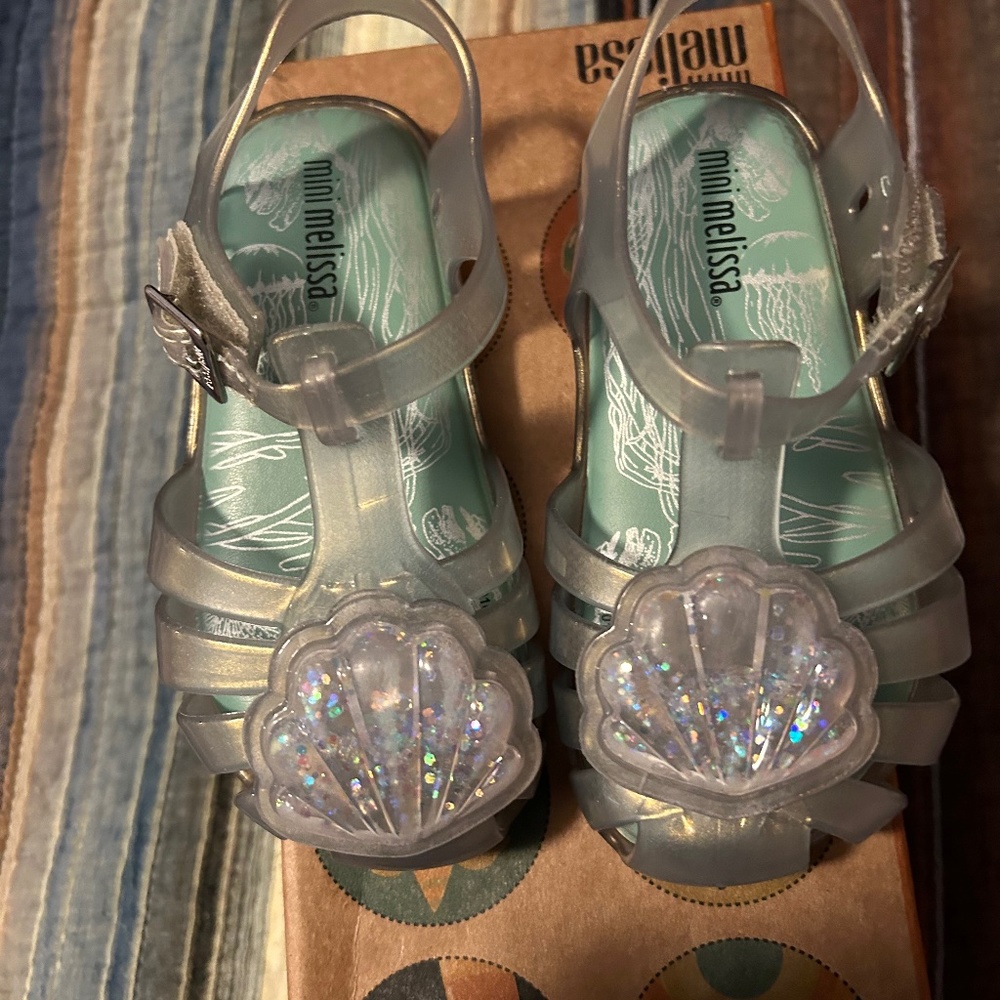 Mini Melissa toddler size 8